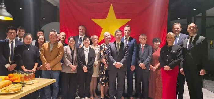 Các đại biểu tham dự buổi lễ chụp ảnh kỷ niệm. (Ảnh: Đại sứ quán Việt Nam tại Ba Lan)