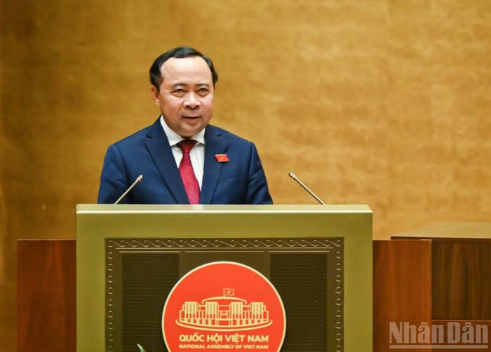 Bộ trưởng Khoa học và Công nghệ Vũ Hải Quân, thừa ủy quyền của Thủ tướng Chính phủ, trình bày Tờ trình về dự án Luật sửa đổi, bổ sung một số điều của Luật Đo lường. (Ảnh: DUY LINH)