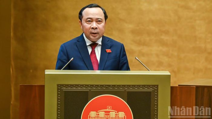 Thừa ủy quyền của Thủ tướng Chính phủ, Bộ trưởng Khoa học và Công nghệ Vũ Hải Quân trình bày Tờ trình về dự án Luật Bưu chính (sửa đổi). (Ảnh: DUY LINH)