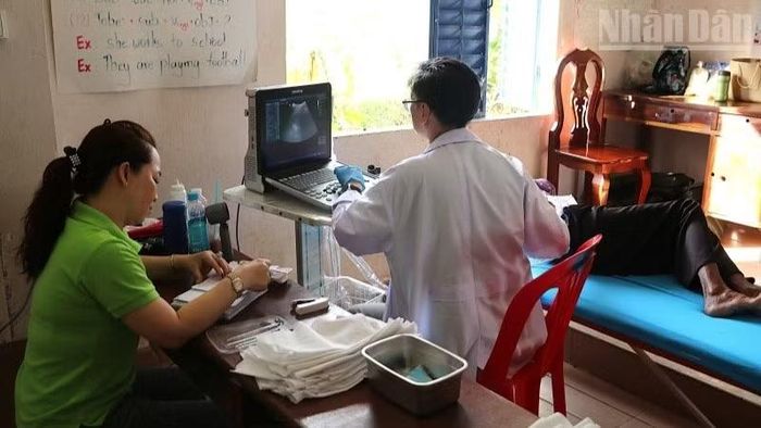 Các bác sĩ tiến hành siêu âm cho bà con. (Ảnh: HUY VŨ)