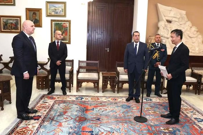 Đại sứ Nguyễn Nam Dương trình Thư Ủy nhiệm lên Tổng thống Cộng hòa Lebanon Joseph Aoun. (Ảnh: Đại sứ Việt Nam tại Ai Cập cung cấp)