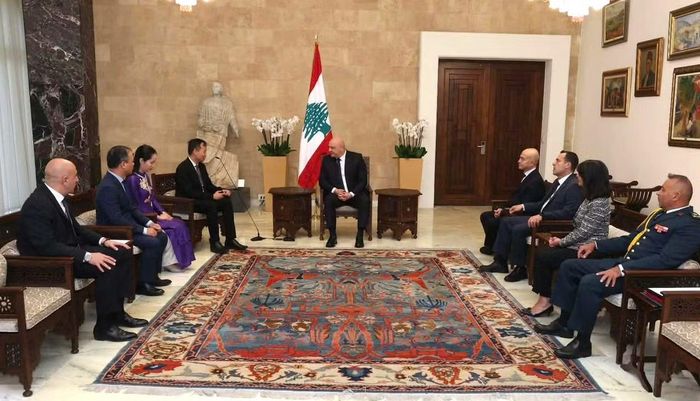 Tổng thống Cộng hòa Lebanon Joseph Aoun tiếp Đại sứ Nguyễn Nam Dương sau Lễ trình Thư Ủy nhiệm. (Ảnh: Đại sứ Việt Nam tại Ai Cập cung cấp)