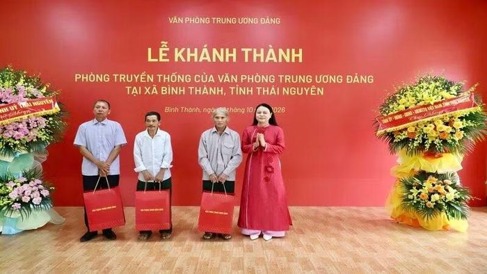 Lãnh đạo Văn phòng Trung ương Đảng tặng quà gia đình chính sách, người có công ở xóm Hòa Bình, xã Bình Thành. (Ảnh: CTV)