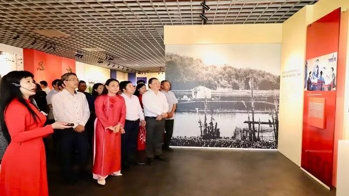 Các đại biểu tham quan Phòng truyền thống Văn phòng Trung ương Đảng trong khuôn viên di tích. (Ảnh: CTV)