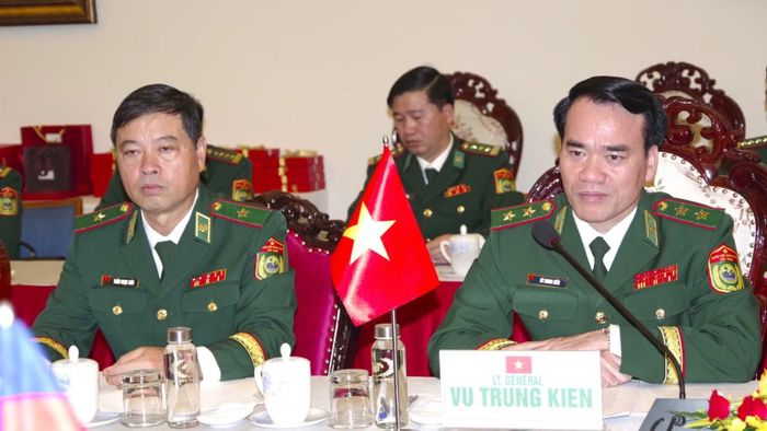 Trung tướng Vũ Trung Kiên, Ủy viên Trung ương Đảng, Ủy viên Quân ủy Trung ương, Tư lệnh Bộ đội Biên phòng Việt Nam đồng chủ trì hội đàm. (Ảnh: CTV)