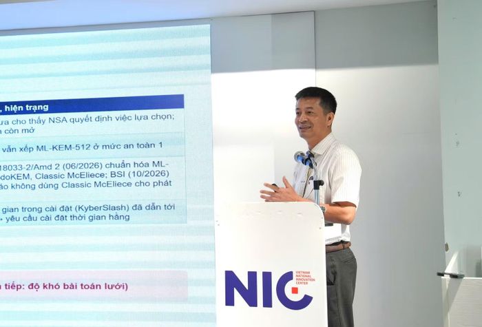 Tiến sĩ Nguyễn Quốc Toàn, Viện trưởng Khoa học-Công nghệ mật mã, Ban Cơ yếu Chính phủ phát biểu tại Hội thảo công bố 3 dự thảo tiêu chuẩn quốc gia về mật mã hậu lượng tử của Ban Cơ yếu Chính phủ. Ảnh: MINH DUY