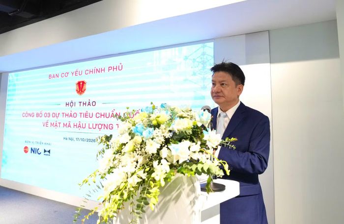 Thiếu tướng, Tiến sĩ Hồ Văn Hương, Phó Trưởng Ban Cơ yếu Chính phủ phát biểu tại Hội thảo công bố 3 dự thảo tiêu chuẩn quốc gia về mật mã hậu lượng tử của Ban Cơ yếu Chính phủ. Ảnh: MINH DUY