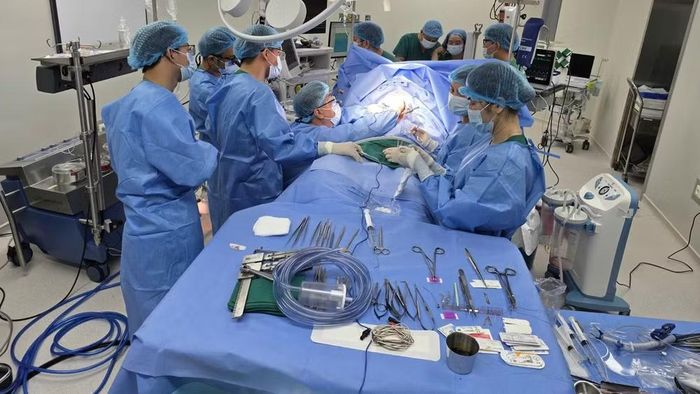 Bệnh viện C Đà Nẵng thực hiện ca phẫu thuật bắc cầu động mạch vành thành công dưới sự hỗ trợ của Bệnh viện Trung ương Huế. (Ảnh: H.T)