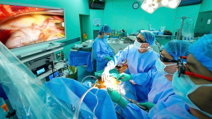 Ê-kíp theo dõi hình ảnh nội soi. (Ảnh: Bệnh viện cung cấp)