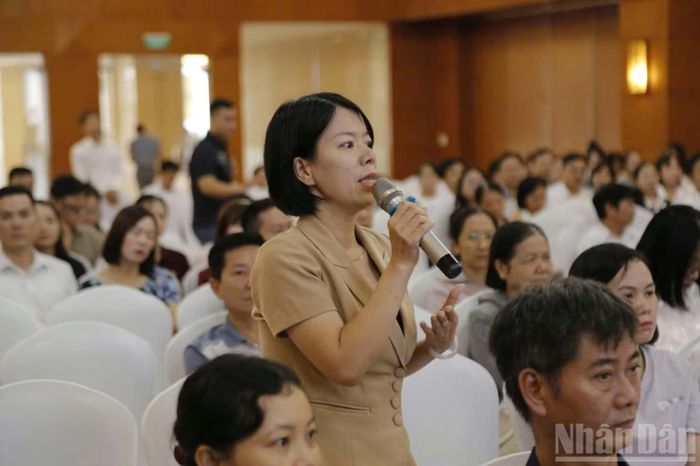 Đại diện trạm y tế phường Thái Bình đặt câu hỏi với các chuyên gia. (Ảnh: MAI TÚ)