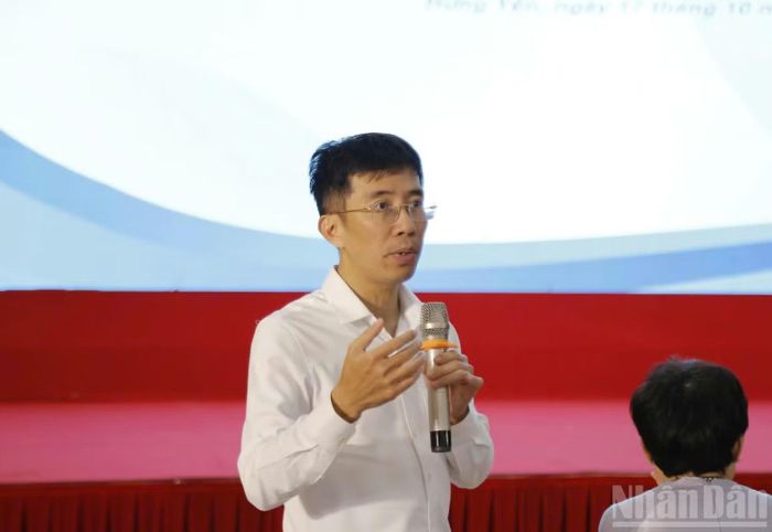 Giáo sư, Tiến sĩ, Bác sĩ Mai Duy Tôn, Giám đốc Trung tâm Đột quỵ Bệnh viện Bạch Mai trao đổi, làm rõ các câu hỏi liên quan đến bệnh đột quỵ. (Ảnh: MAI TÚ)