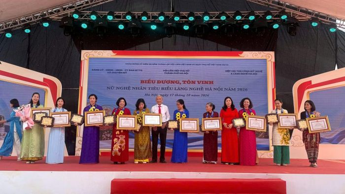 10 nữ nghệ nhân tiêu biểu làng nghề Hà Nội năm 2026. (Ảnh: DIỆU THƯƠNG)