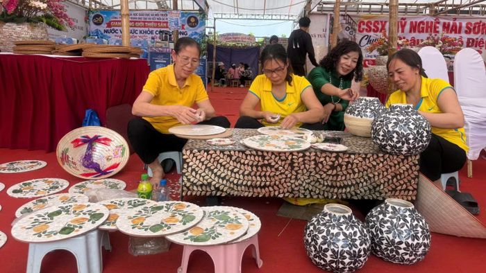 Các nữ nghệ nhân sơn mài làng nghề Bối Khê, xã Chuyên Mỹ tại Lễ trưng bày, giới thiệu sản phẩm và trình diễn nghề 2026. (Ảnh: DIỆU THƯƠNG)