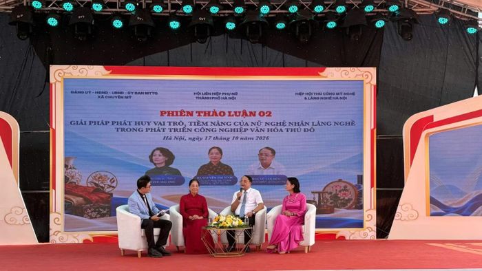 Phiên thảo luận 2, Diễn đàn “Nữ nghệ nhân làng nghề với phát triển công nghiệp văn hóa Thủ đô”. (Ảnh: DIỆU THƯƠNG)