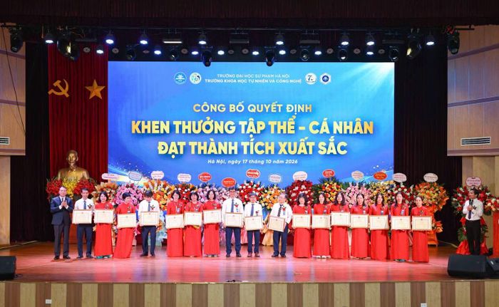 Nhiều cá nhân được vinh danh, khen thưởng (Ảnh: THANH TÙNG)