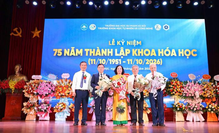 Giáo sư, Tiến sĩ Đặng Ngọc Quang, Bí thư Đảng ủy, Trưởng Khoa Hóa học tri ân các thế hệ lãnh đạo Khoa qua các thời kỳ. (Ảnh: THANH TÙNG)