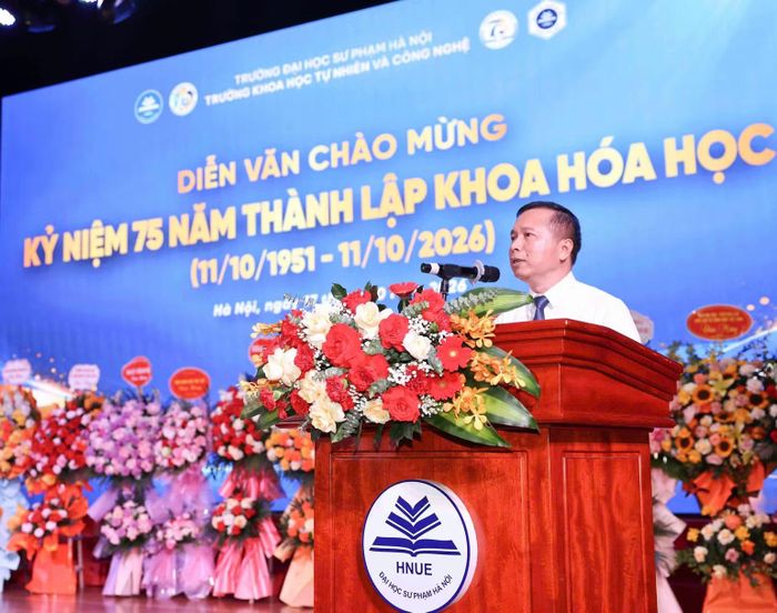 Giáo sư, Tiến sĩ Đặng Ngọc Quang, Bí thư Đảng ủy, Trưởng Khoa Hóa học trình bày diễn văn kỷ niệm. (Ảnh: THANH TÙNG)