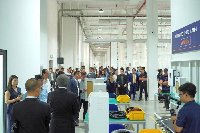 Các đại biểu tham quan, tìm hiểu năng lực nghiên cứu, phát triển và sản xuất hệ thống lưu trữ năng lượng (BESS). (Ảnh: BTC)
