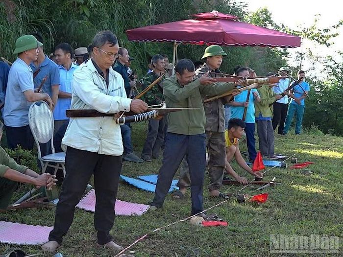 Thi bắn nỏ truyền thống tại ngày hội.