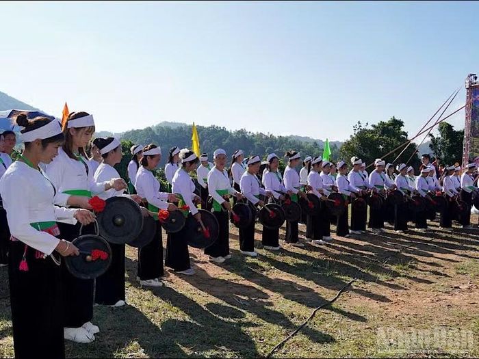 Các nghệ nhân trình diễn chiêng Mường tại ngày hội.