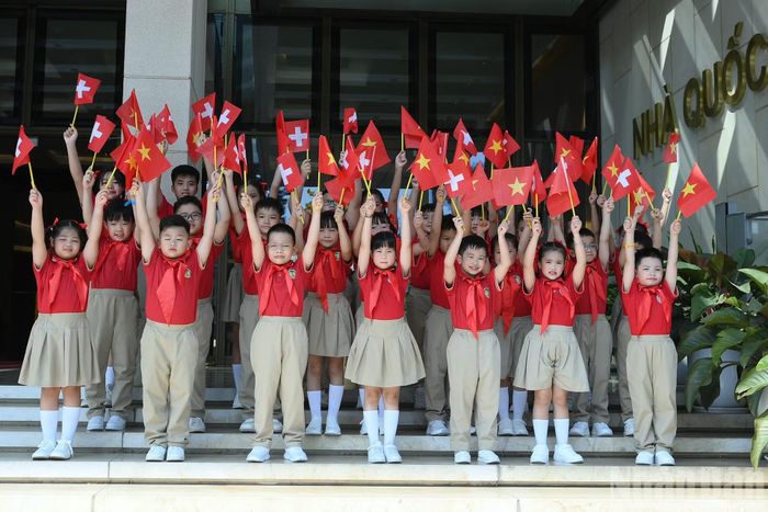 Các cháu thiếu nhi Thủ đô Hà Nội chào mừng Tổng thống Liên bang Thụy Sĩ Guy Parmelin và Phu nhân Caroline Parmelin thăm chính thức Việt Nam.