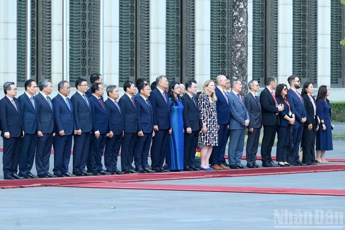 Các đại biểu cấp cao hai nước Việt Nam và Thụy Sĩ tham dự lễ đón.