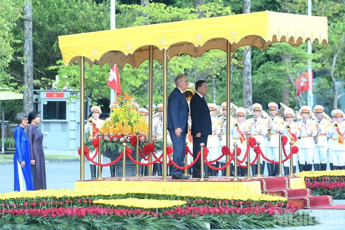 Tổng Bí thư, Chủ tịch nước Tô Lâm và Tổng thống Liên bang Thụy Sĩ Guy Parmelin nghe Quân nhạc cử Quốc thiều hai nước.