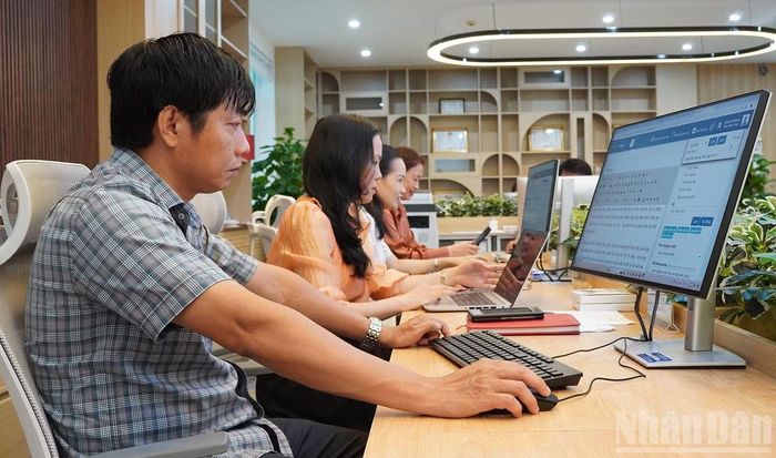 Cán bộ, phóng viên, nhân viên Báo và Phát thanh, Truyền hình tại phòng tòa soạn hội tụ. (Ảnh: HIỂN CỪ)
