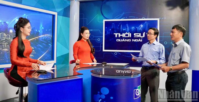 Duyệt kịch bản Chương trình “Quảng Ngãi ngày mới”. (Ảnh: HIỂN CỪ)