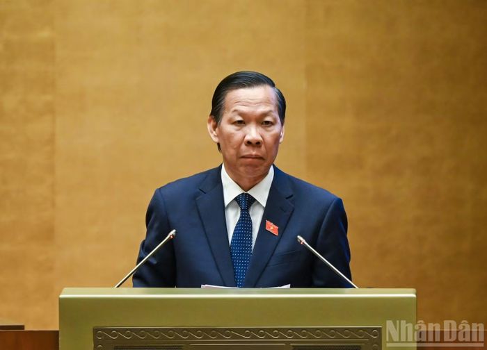 Chủ nhiệm Ủy ban Kinh tế và Tài chính Phan Văn Mãi trình bày báo cáo thẩm tra. (Ảnh: DUY LINH)