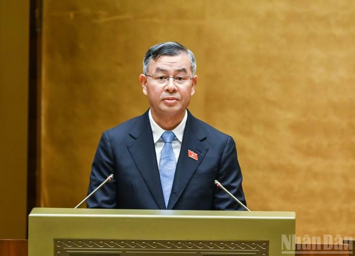 Bộ trưởng Tài chính Ngô Văn Tuấn trình bày tờ trình tóm tắt dự án Luật. (Ảnh: DUY LINH)