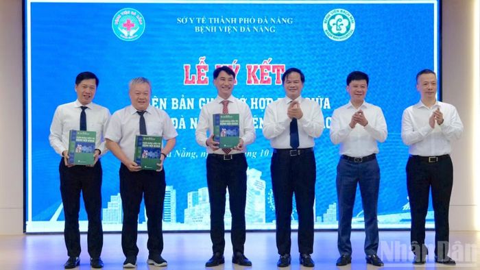 Tăng cường hợp tác y tế toàn diện giữa Bệnh viện Đà Nẵng và Bệnh viện Bạch Mai. (Ảnh: ANH ĐÀO)