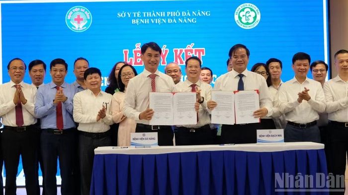 Bệnh viện Đà Nẵng và Bệnh viện Bạch Mai thực hiện nghi thức ký kết Biên bản ghi nhớ hợp tác (MoU) giai đoạn 2026-2030. (Ảnh: ANH ĐÀO)