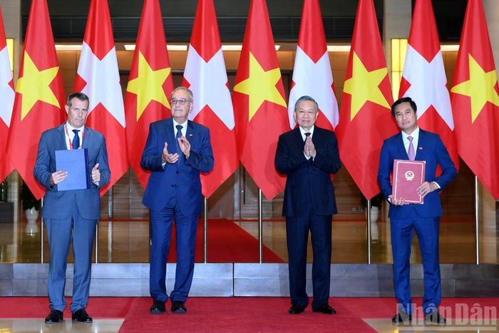 Tổng Bí thư, Chủ tịch nước Tô Lâm và Tổng thống Thụy Sĩ Guy Parmelin chứng kiến Lễ trao các văn kiện hợp tác giữa hai nước.
