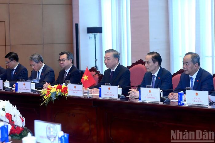 Tổng Bí thư, Chủ tịch nước Tô Lâm và các đại biểu Việt Nam tại hội đàm với Tổng thống Liên bang Thụy Sĩ Guy Parmelin.