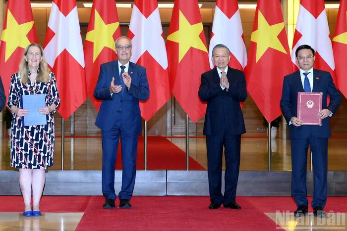 Tổng Bí thư, Chủ tịch nước Tô Lâm và Tổng thống Thụy Sĩ Guy Parmelin chứng kiến Lễ trao các văn kiện hợp tác giữa hai nước.