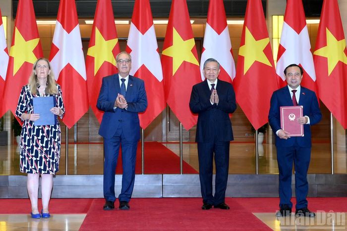 Tổng Bí thư, Chủ tịch nước Tô Lâm và Tổng thống Thụy Sĩ Guy Parmelin chứng kiến Lễ trao các văn kiện hợp tác giữa hai nước.