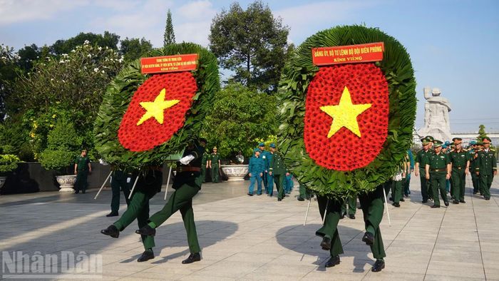 Đoàn công tác Bộ Tư lệnh Bộ đội Biên phòng dâng hương, dâng hoa tại Nghĩa trang liệt sĩ Thành phố Hồ Chí Minh. (Ảnh: LÊ THÀNH)