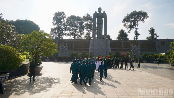 Đại biểu tập trung tại khu vực tổ chức lễ dâng hương tại Nghĩa trang liệt sĩ Thành phố Hồ Chí Minh.