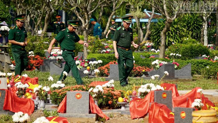 Đoàn công tác Bộ Tư lệnh Bộ đội Biên phòng thắp hương các phần mộ liệt sĩ vừa được an táng.