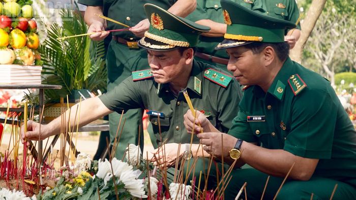 Trung tướng Vũ Trung Kiên và Đại tá Đỗ Vĩnh Thăng, Phó Chính ủy Bộ Tư lệnh Thành phố Hồ Chí Minh, kiêm Chính ủy Ban Chỉ huy Bộ đội Biên phòng Thành phố thắp hương tại ngôi mộ chung của 33 liệt sĩ.