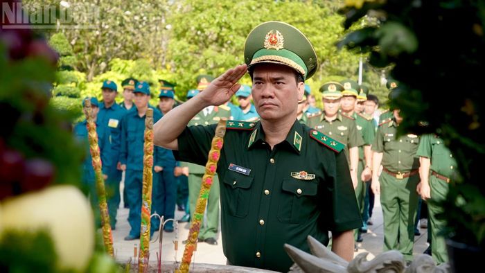 Đoàn công tác Bộ Tư lệnh Bộ đội Biên phòng thành kính dâng hương các Anh hùng liệt sĩ.