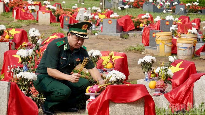 Đoàn công tác của Bộ Tư lệnh Bộ đội Biên phòng đã đến dâng hương từng phần mộ của 731 hài cốt liệt sĩ được quy tập từ Công viên Lê Thị Riêng về an táng tại Nghĩa trang liệt sĩ Thành phố Hồ Chí Minh.