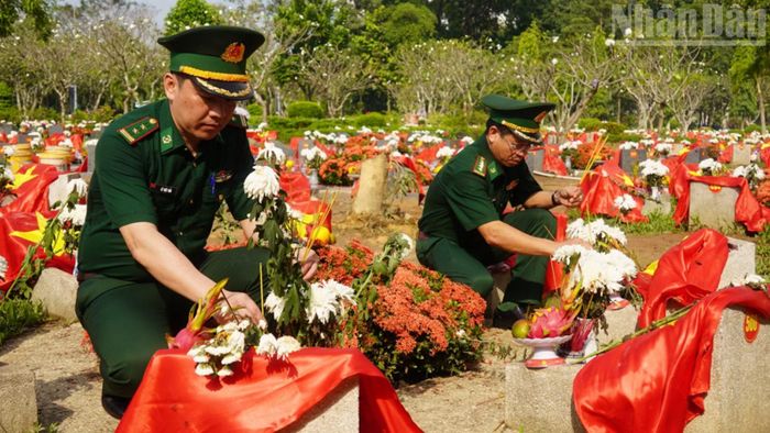 Thành viên đoàn công tác Bộ Tư lệnh Bộ đội Biên phòng thắp hương các phần mộ liệt sĩ được quy tập, an táng từ Công viên Lê Thị Riêng.