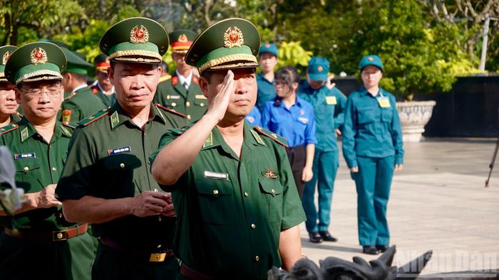 Trước anh linh các Anh hùng liệt sĩ, đoàn công tác bày tỏ lòng biết ơn sâu sắc đối với các thế hệ cha anh đã cống hiến tuổi thanh xuân, xương máu cho sự nghiệp giải phóng dân tộc, thống nhất đất nước và bảo vệ Tổ quốc.