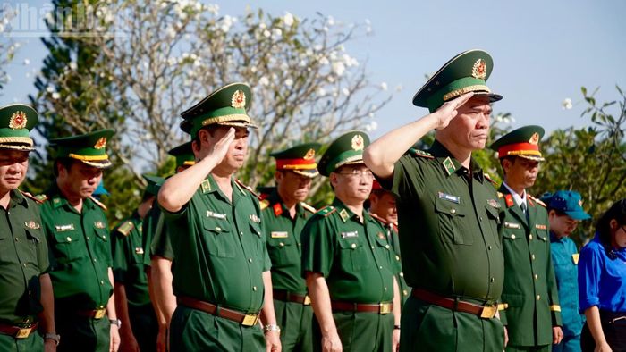 Trong không khí trang nghiêm, Trung tướng Vũ Trung Kiên cùng đoàn công tác dành phút mặc niệm tưởng nhớ các anh hùng liệt sĩ đã chiến đấu, hy sinh vì độc lập, tự do của Tổ quốc, vì hạnh phúc của nhân dân.