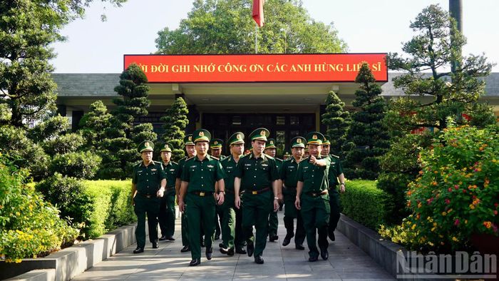 Tham gia đoàn có Thiếu tướng Trần Ngọc Hữu, Phó Tư lệnh Bộ đội Biên phòng; đại diện Bộ Tham mưu, Cục Chính trị, các cơ quan Bộ Tư lệnh Bộ đội Biên phòng; lãnh đạo Bộ đội Biên phòng Thành phố Hồ Chí Minh.