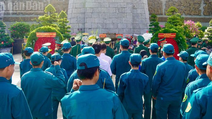 Đoàn đại biểu Bộ Tư lệnh Bộ đội Biên phòng và đại diện lực lượng dân quân tự vệ phường Long Bình thắp hương.