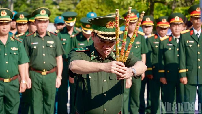 Trung tướng Vũ Trung Kiên, Ủy viên Trung ương Đảng, Ủy viên Quân ủy Trung ương, Tư lệnh Bộ đội Biên phòng thành kính dâng hương.