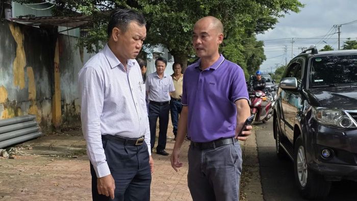 Ông Nguyễn Kim Tùng, Giám đốc Ban Quản lý Cụm công nghiệp Tân An báo cáo với Phó Chủ tịch Ủy ban nhân dân tỉnh Đắk Lắk Đào Mỹ về việc 4 doanh nghiệp tự ý đấu nối, xả thải. (Ảnh: CỘNG TÁC VIÊN)